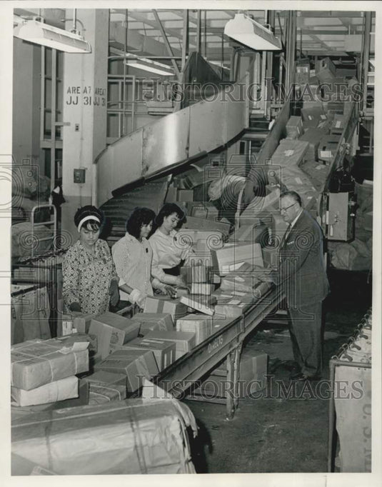 1965 Press Photo A. Frank Fairley supervising the sorting of Christmas Mail