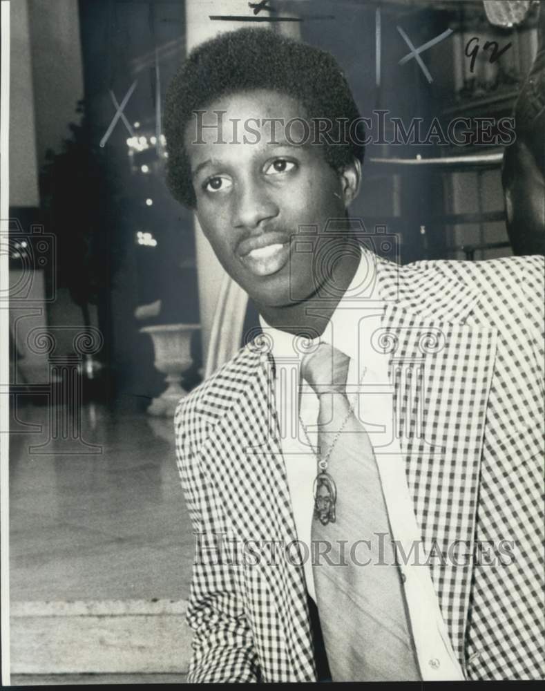 1977 Press Photo L.B. Landry running back Kevin Price named &quot;Player of the Week&quot;- Historic Images