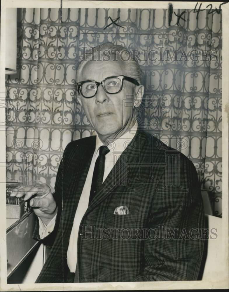 Load image into Gallery viewer, 1963 Press Photo Dr. Victor Steffel at Louisiana Dental Association convention
