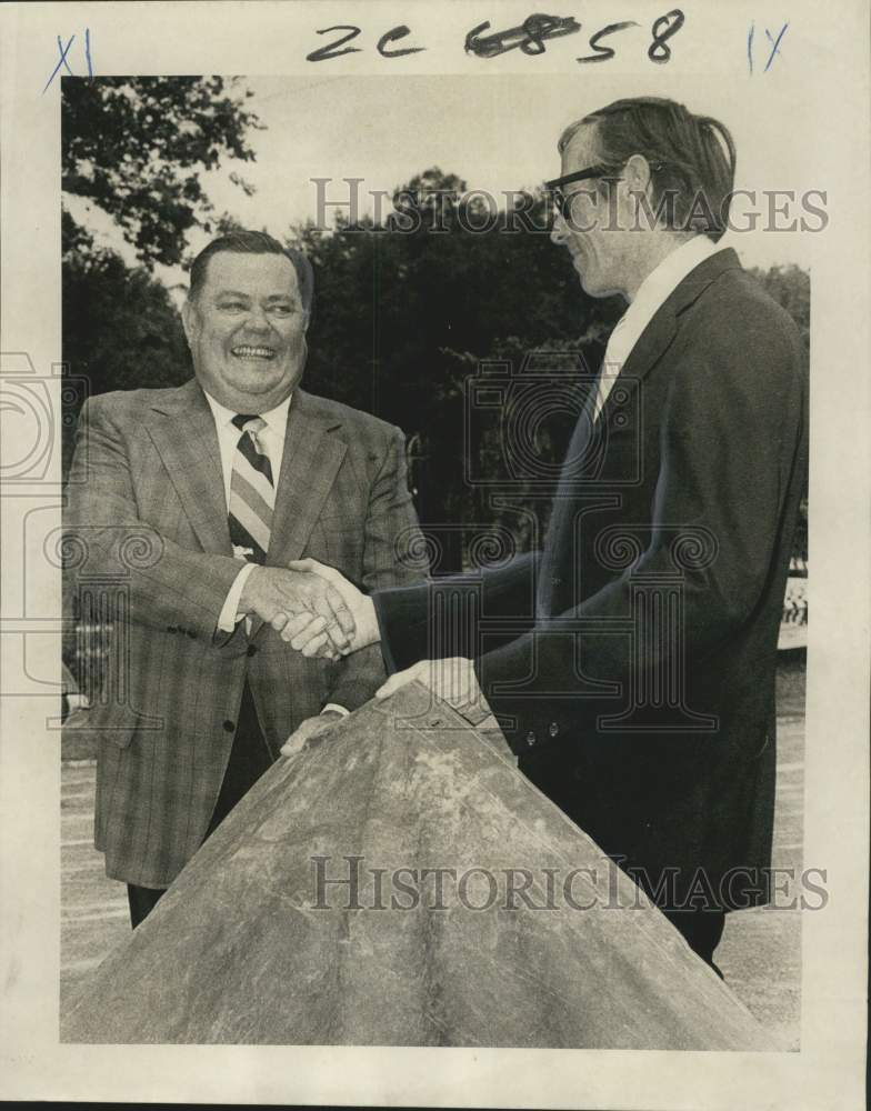 1971 Press Photo A. B. Nicholas presents a field cover to Richard Peneguy- Historic Images