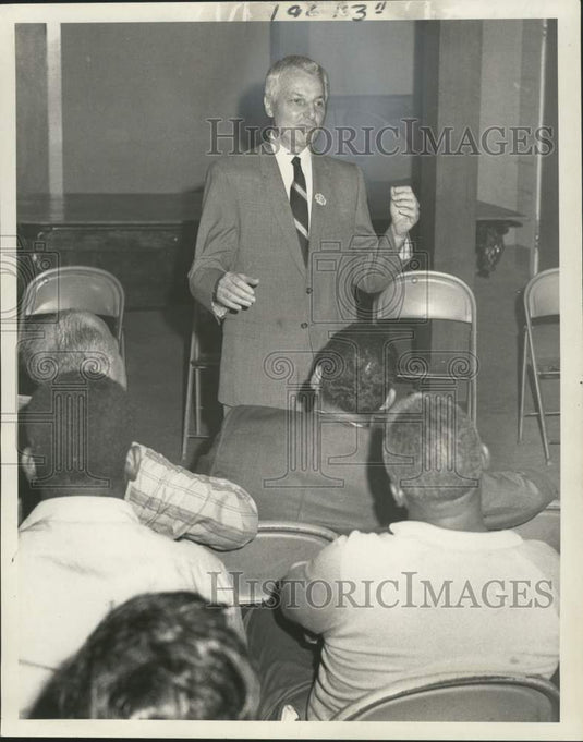 1969 Press Photo John Petre addressing a group of citizens - noo53892