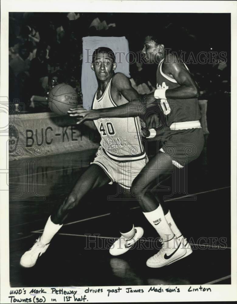 1982 Press Photo UNO&#39;s Mark Petty drives past James Madison&#39;s Linton Townes- Historic Images