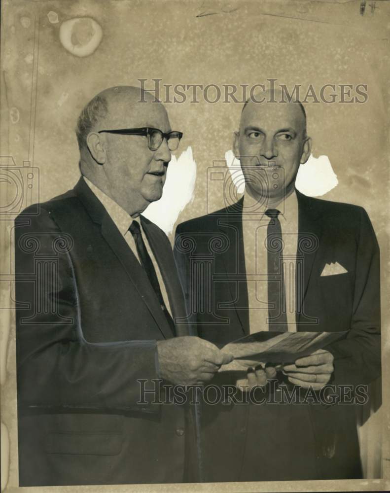 Load image into Gallery viewer, 1969 Press Photo Dave L. Pearce with Earl Fontenot Jr. of Sweet Potato Council
