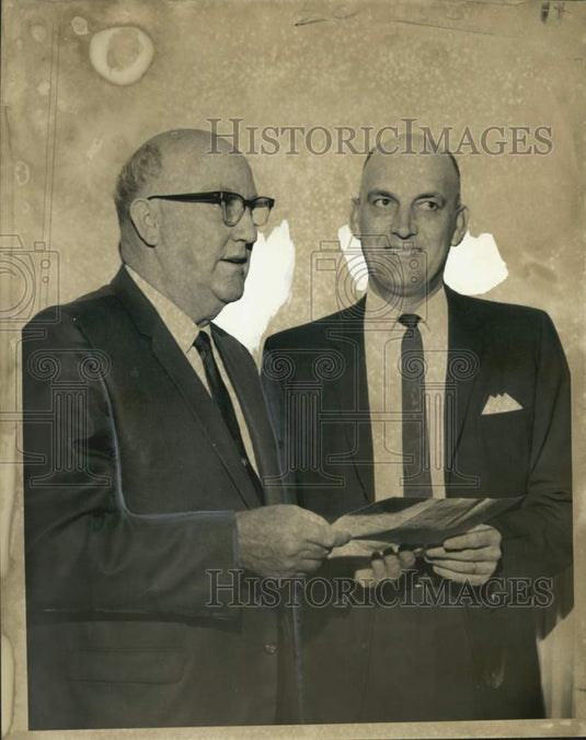 1969 Press Photo Dave L. Pearce with Earl Fontenot Jr. of Sweet Potato Council