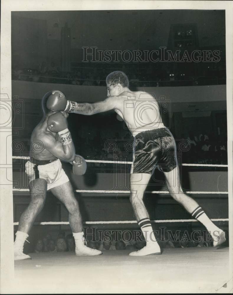 1968 Press Photo Jerry Pellegrini lands a left to the head of Juan Ramos- Boxing- Historic Images