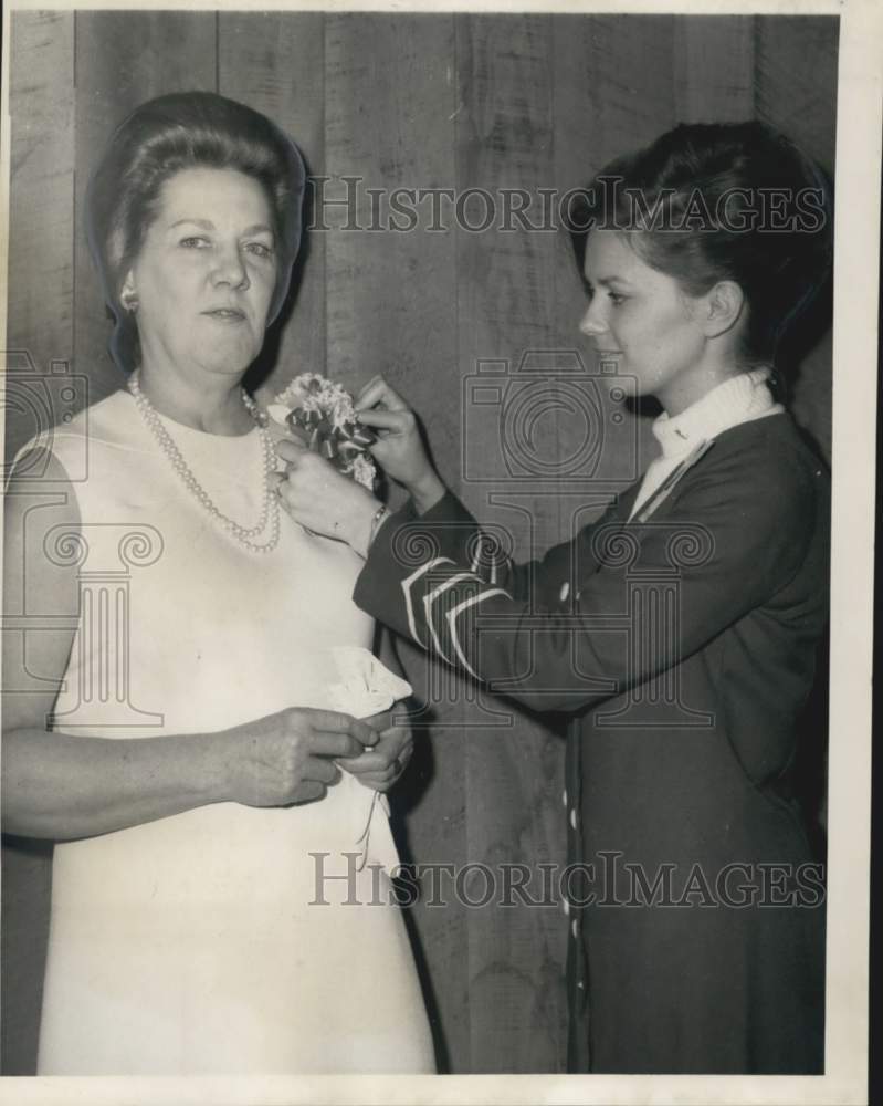 Load image into Gallery viewer, 1969 Press Photo Gay Pauley &amp; Mrs. M.E. Pigott at the Matrix Table Luncheon
