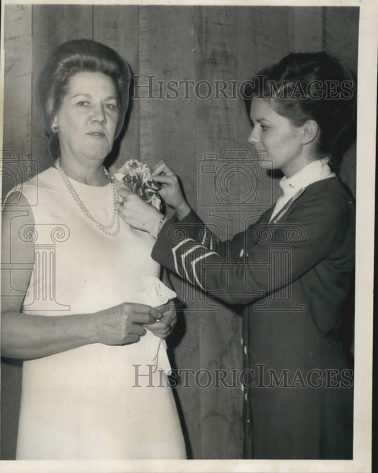 1969 Press Photo Gay Pauley & Mrs. M.E. Pigott at the Matrix Table Luncheon