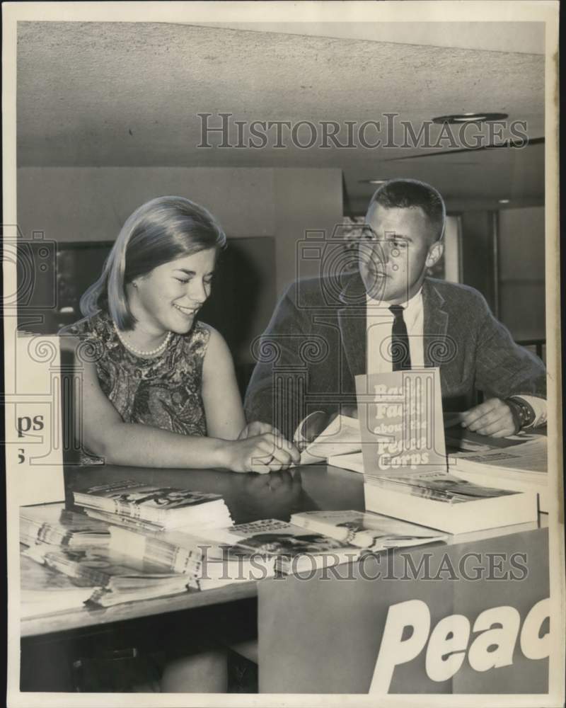 Load image into Gallery viewer, 1966 Press Photo Ned Luker, Peace Corps recruiter at Tulane University
