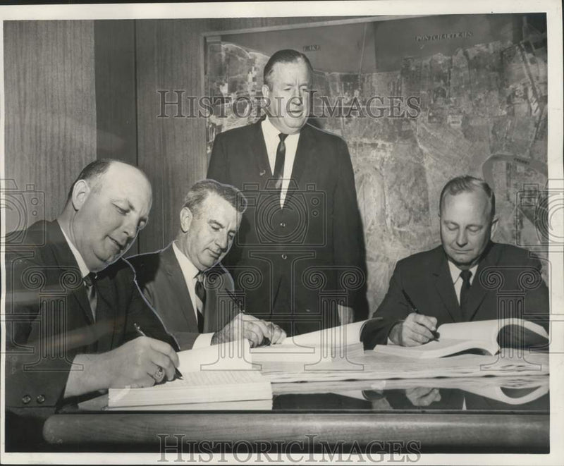 Load image into Gallery viewer, 1966 Press Photo Contract signed for East Jefferson's sewer line development
