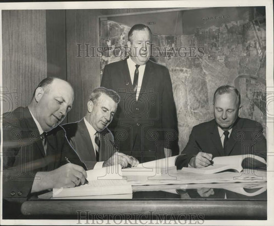 1966 Press Photo Contract signed for East Jefferson's sewer line development