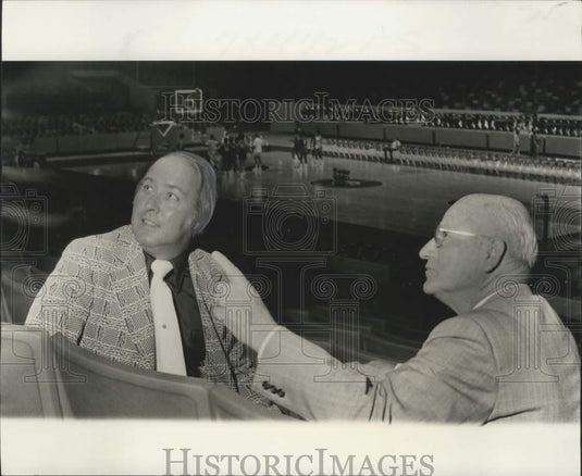 1975 Press Photo NFL executive Val Pinchbeck conferring with Ben Levy- Historic Images