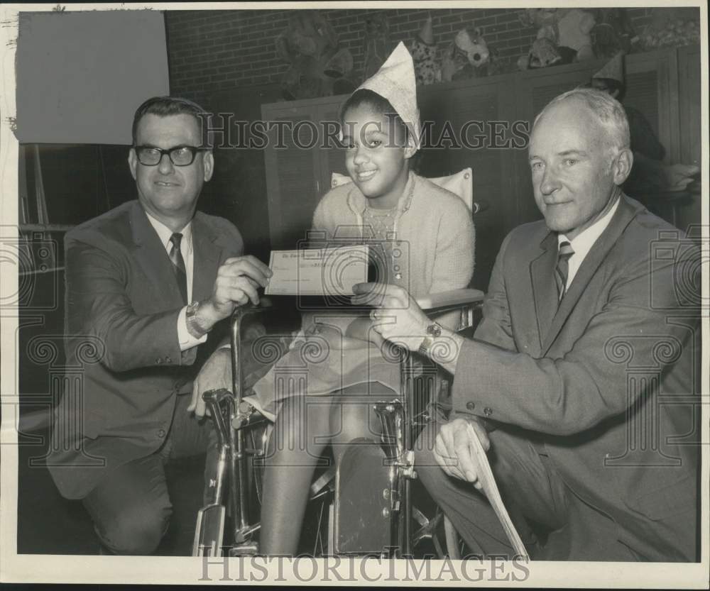 1969 Press Photo Times-Picayune officials donates -Crippled Children&#39;s Hospital