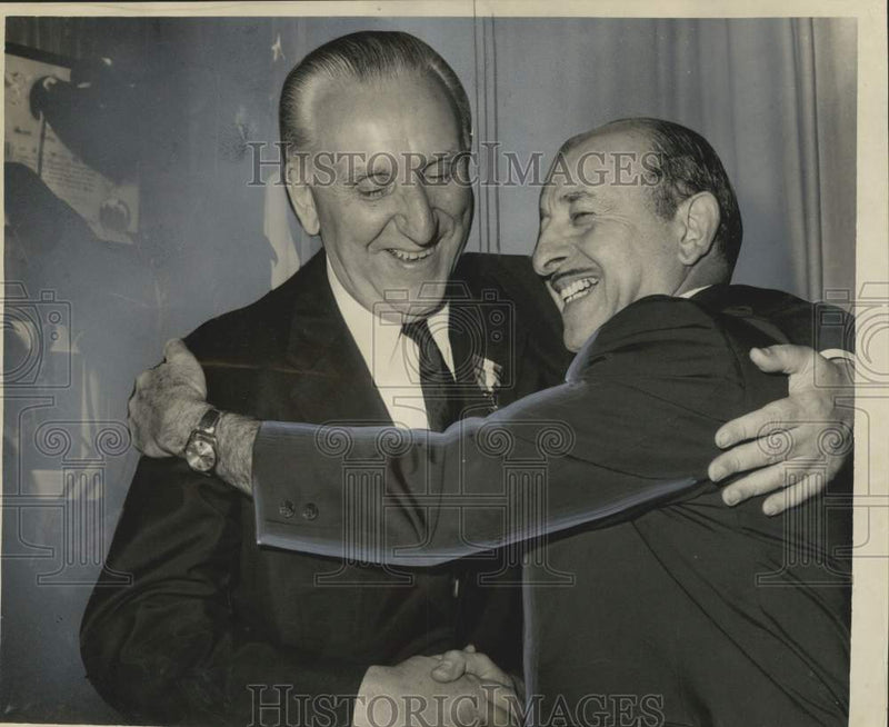 Load image into Gallery viewer, 1967 Press Photo Jose Maria De Porcioles embraced by Victor Schiro at City Hall
