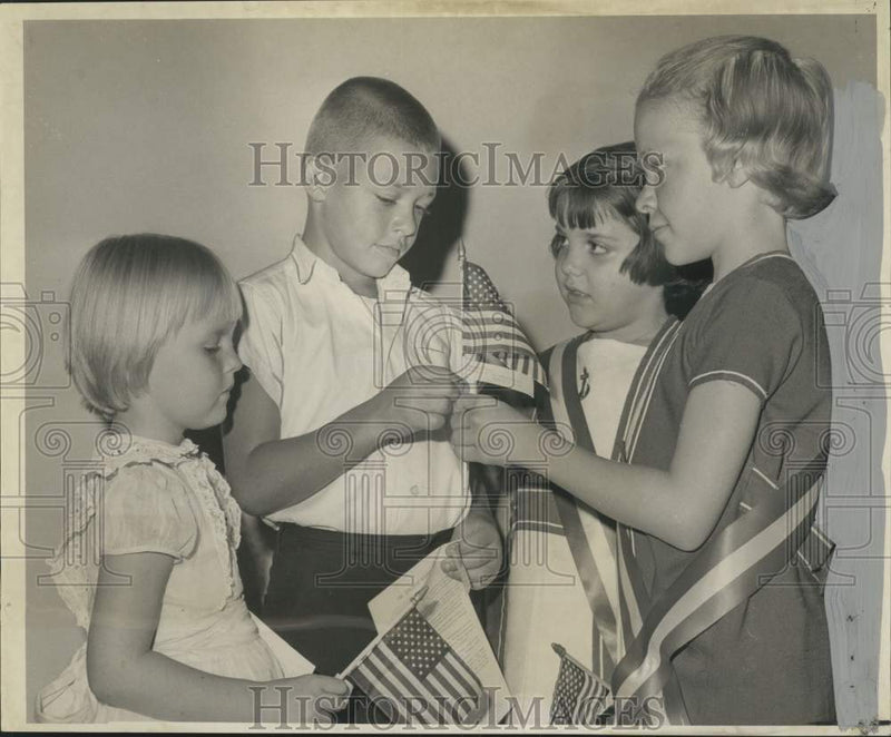 Load image into Gallery viewer, 1968 Press Photo New citizens naturalized in Judge Herbert Christenberry's court
