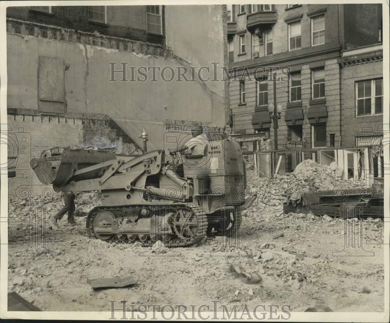 Load image into Gallery viewer, 1965 Press Photo Peter Ricca operates tractor at site on Poydras st. - noo54352

