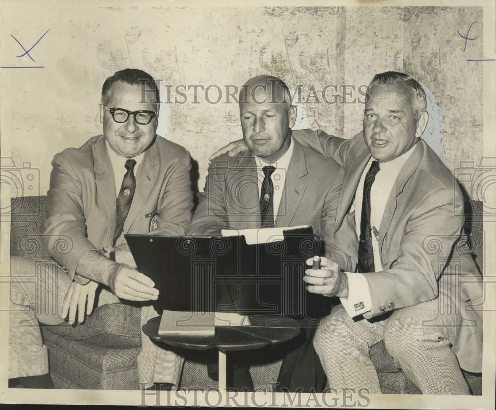 1967 Press Photo Greater New Orleans Open officials at Lakewood Country Club- Historic Images