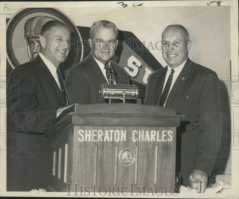Load image into Gallery viewer, 1968 Press Photo Quarterback Club meeting in the Sheraton-Charles Hotel
