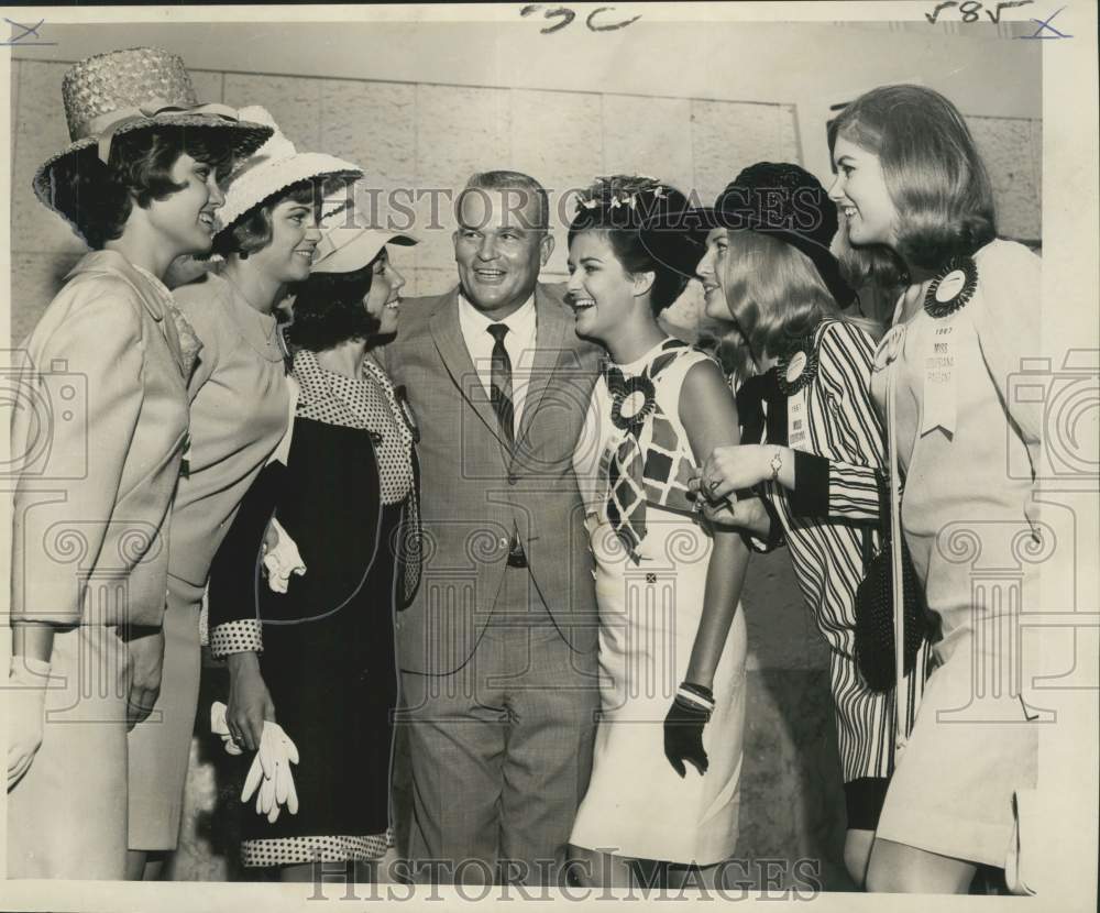 1967 Press Photo Coach Jim Pittman with Miss Louisiana Pageant contestants- Historic Images