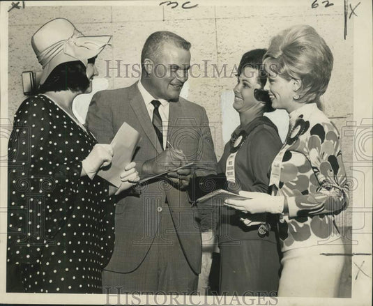 1967 Press Photo Tulane Jim Pittman with Miss Louisiana Beauty Contestants- Historic Images