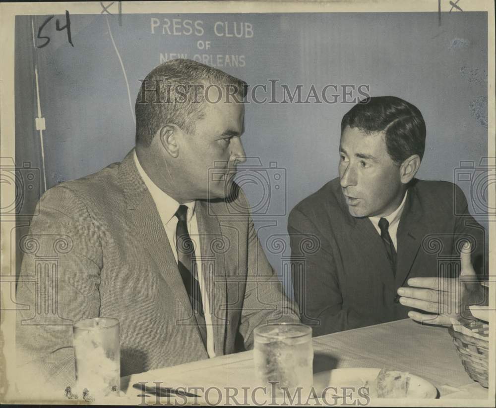 1987 Press Photo Jim Pittman conferring with a colleague at the Press Club- Historic Images