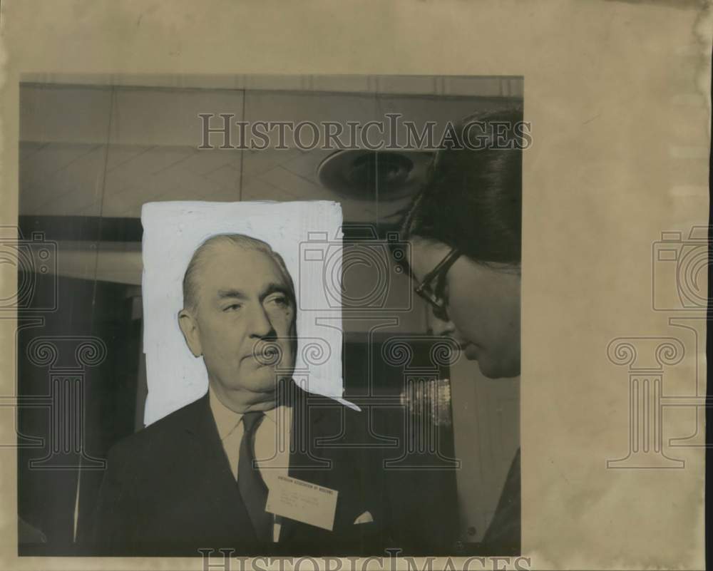 1968 Press Photo William J. Gravesmill, curator at the de Young Memorial Museum