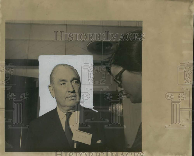 Load image into Gallery viewer, 1968 Press Photo William J. Gravesmill, curator at the de Young Memorial Museum
