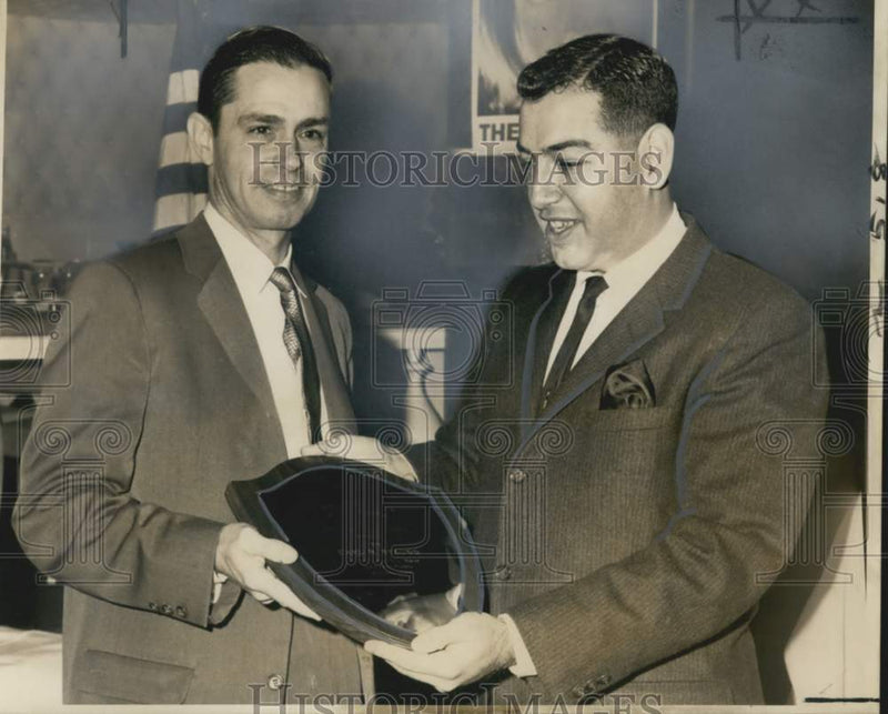 Load image into Gallery viewer, 1961 Press Photo Carl R. Stauss honors Emil W. Leipziger at United Fund Luncheon
