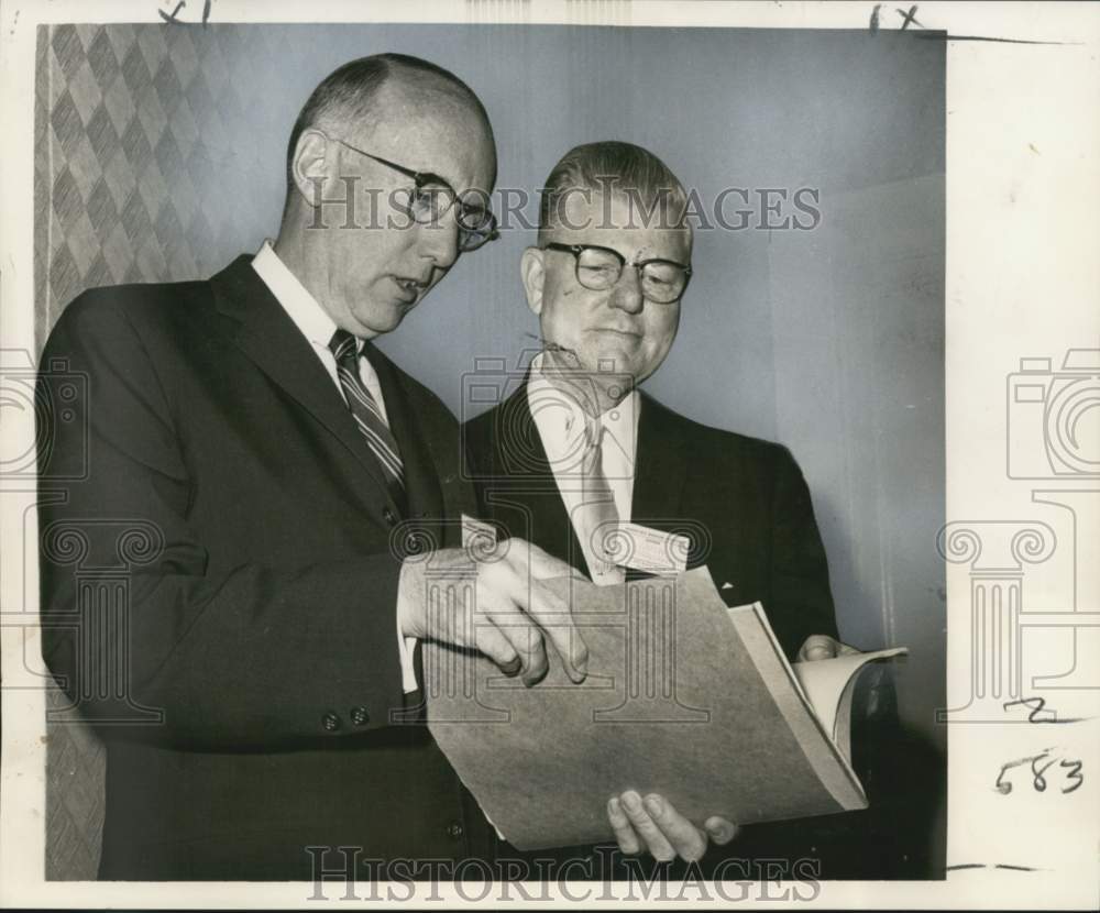 1965 Press Photo Dr. Dustin Stein with Dr. John Pool of American Radium Society