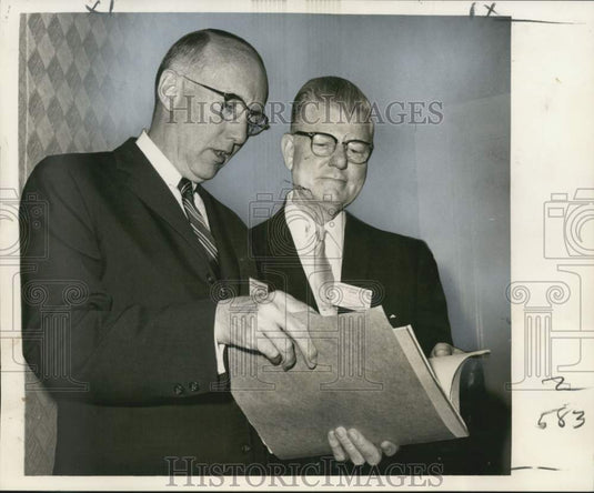 1965 Press Photo Dr. Dustin Stein with Dr. John Pool of American Radium Society