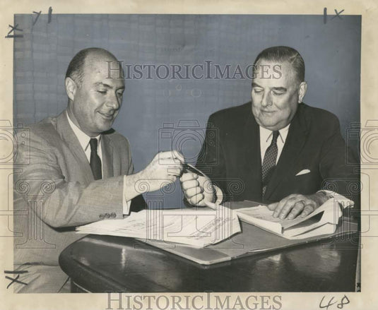 1965 Press Photo Edgar B. Stern Jr. signs agreement with Hugh McCloskey Evans