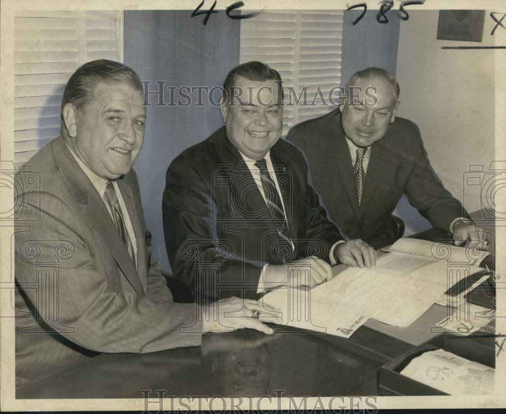 1970 Press Photo Tennessee &amp; Air Force Officials sign Sugar Bowl Contract- Historic Images