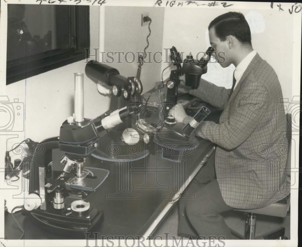 1968 Press Photo Stephen Fattel at Police Department Crime Detection Laboratory