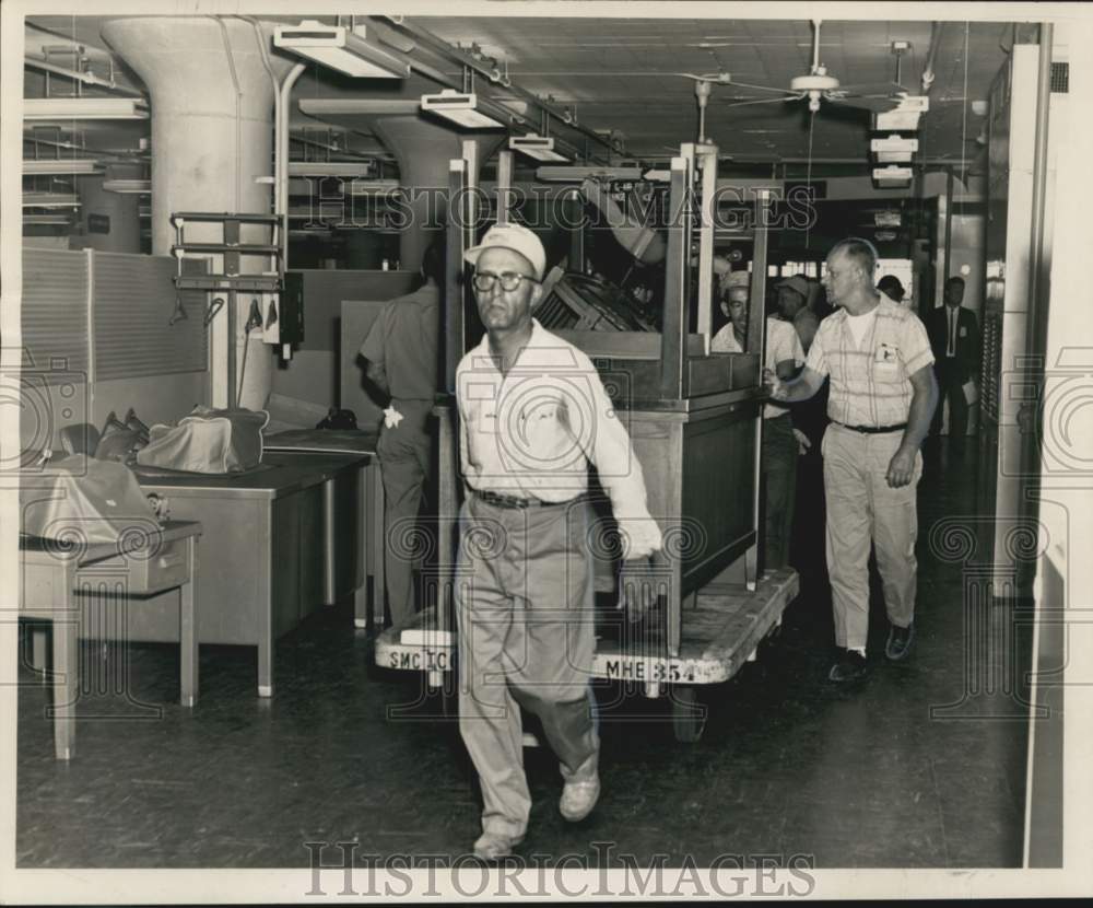1965 Press Photo Workmen preparing Unit 1 building at New Orleans Army Terminal