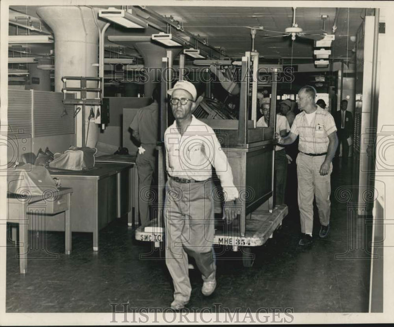 Load image into Gallery viewer, 1965 Press Photo Workmen preparing Unit 1 building at New Orleans Army Terminal
