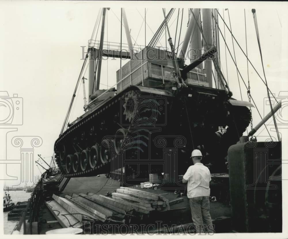 1966 Press Photo An Army Tank is hoisted aboard a ship at the Army Gulf Outport