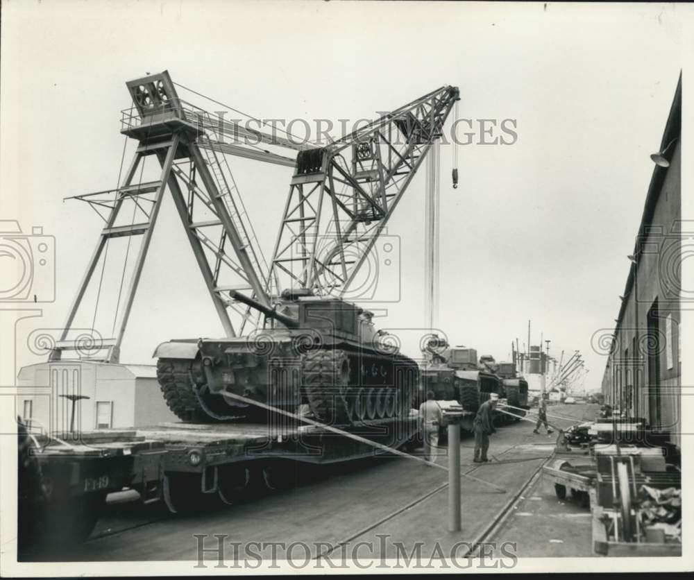 1964 Press Photo Modern material handling equipment used to move armored tanks