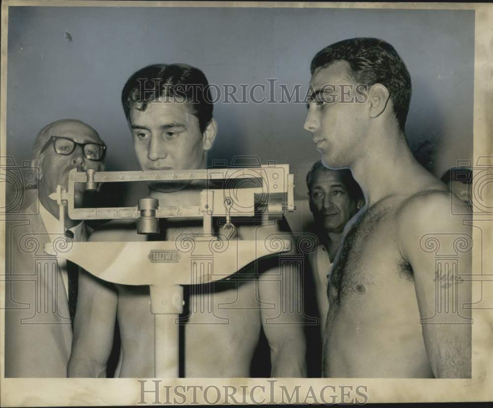 1967 Press Photo Welterweight Freddie Martinovixh &amp; Jerry Pellegrini- Weighing- Historic Images