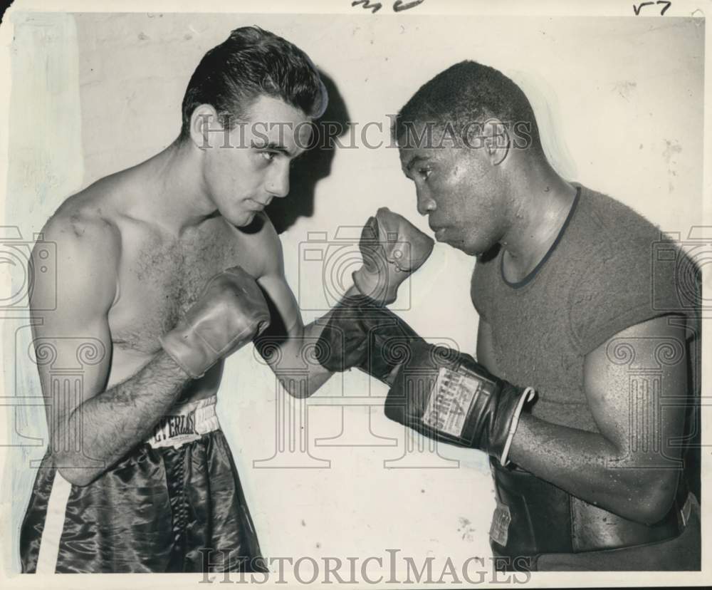 1966 Press Photo Jerry Pellegrini squaring off with Charley Scott- Boxing- Historic Images