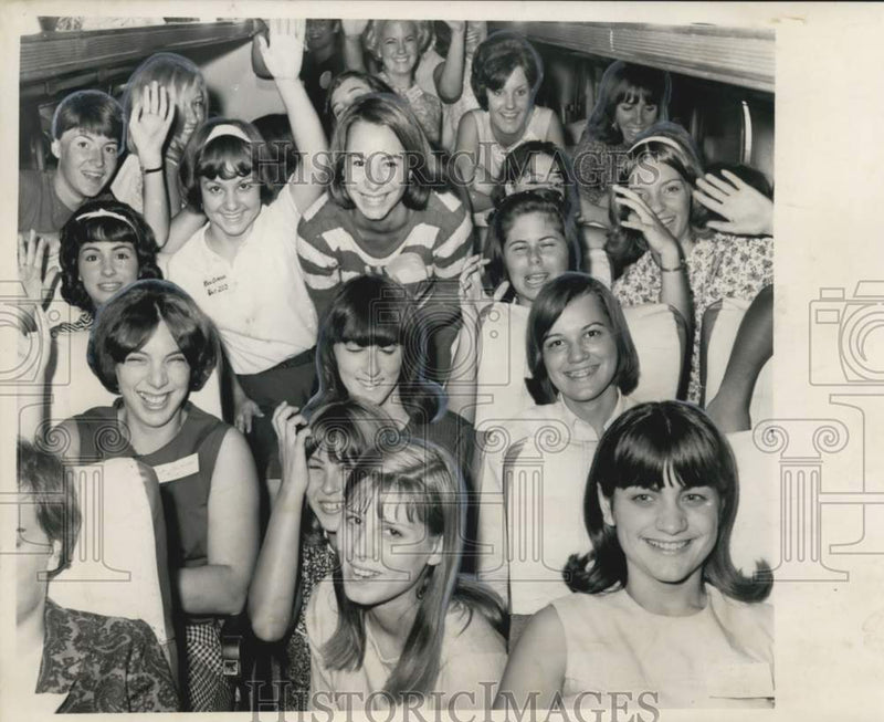 Load image into Gallery viewer, 1966 Press Photo Delegates to Pelican Girls' State at Louisiana State University
