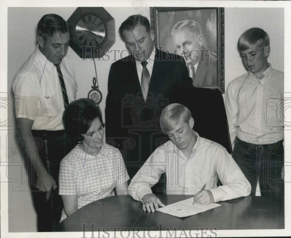 1970 Press Photo Footballer Joe Beck Payne signs with Northwestern State College- Historic Images