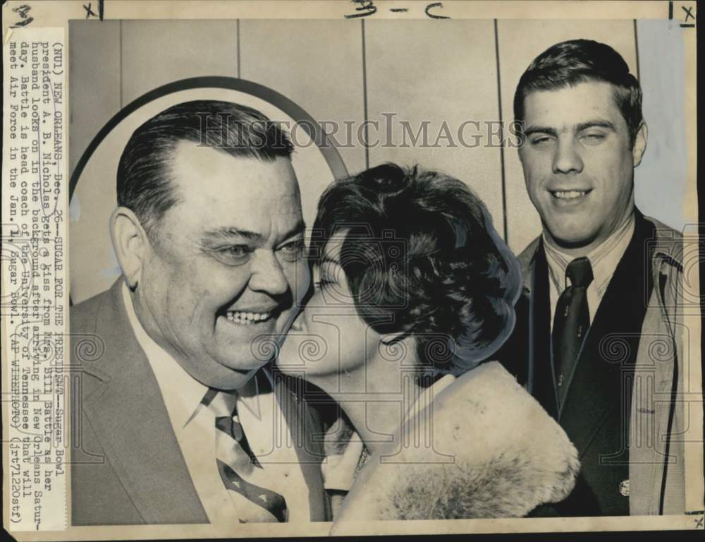 1970 Press Photo President A. B. Nicholas gets a kiss from Mrs. Bill Battle- Historic Images