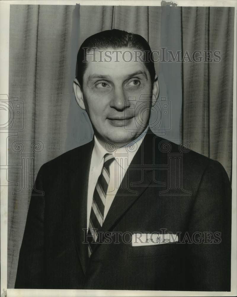 1960 Press Photo Robert L. McDonald, sales manager of the Pepperidge Farm, Inc.