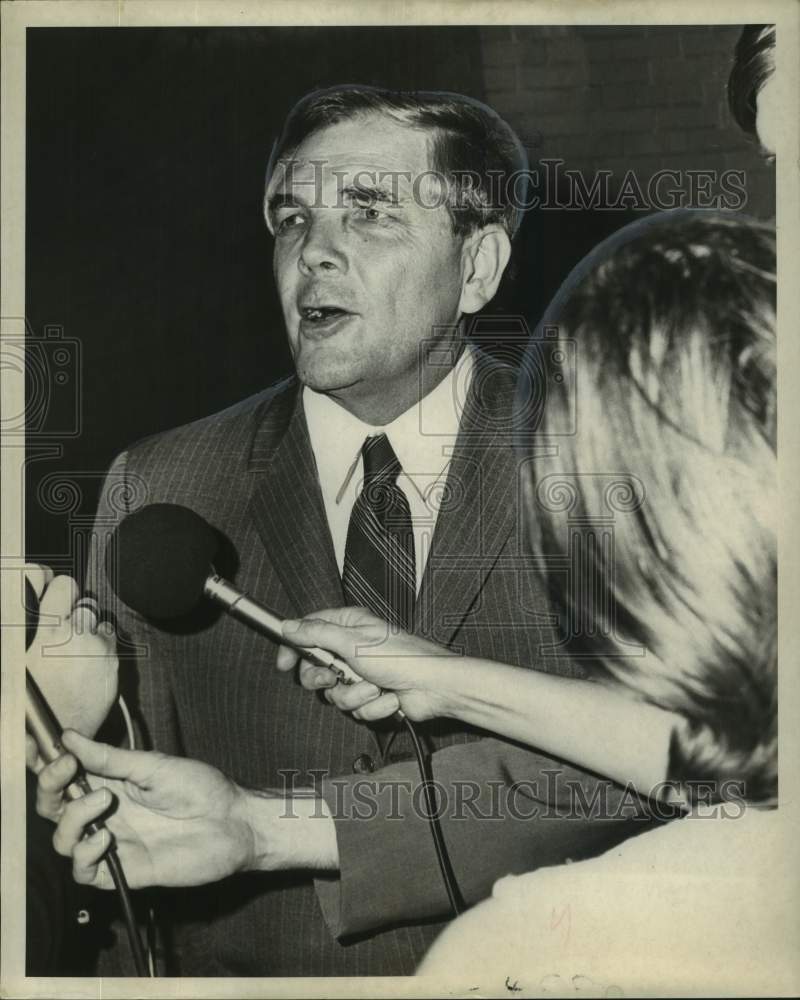 Load image into Gallery viewer, 1969 Press Photo Governor John J. McKeithen talking to newsmen - noo54766
