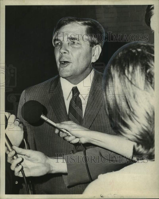 1969 Press Photo Governor John J. McKeithen talking to newsmen - noo54766