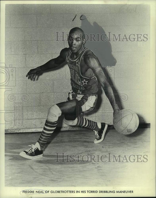 1972 Press Photo Freddie Neal of Globetrotters in his Torrid Dribbling Maneuver- Historic Images