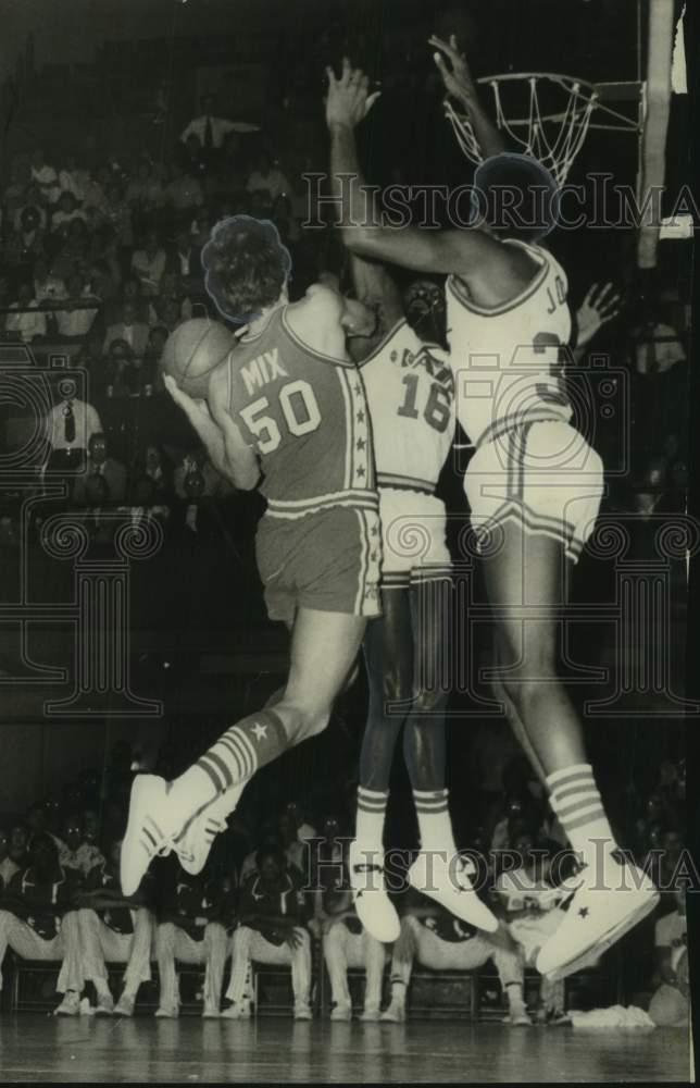 1974 Press Photo Philadelphia&#39;s Steve Mix driving against New Orleans&#39; defenders- Historic Images