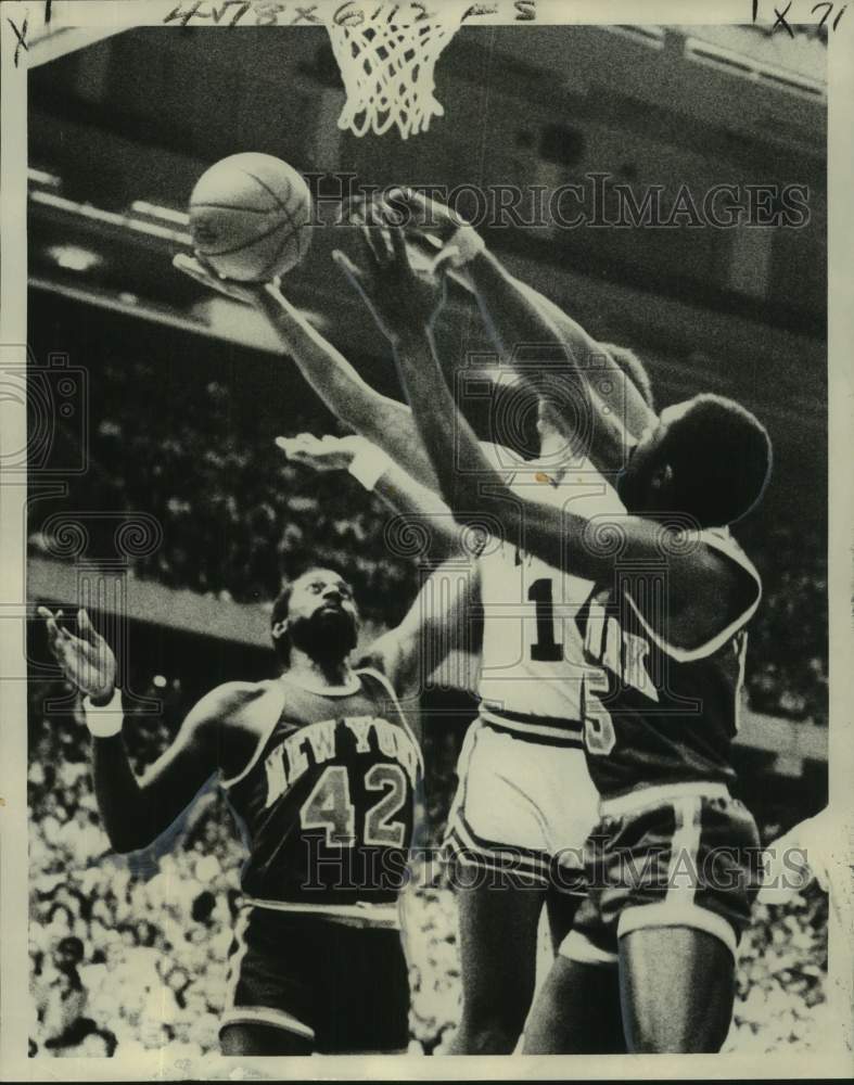 1976 Press Photo New Orleans Jazz &amp; New York Knicks met in New Orleans- Historic Images