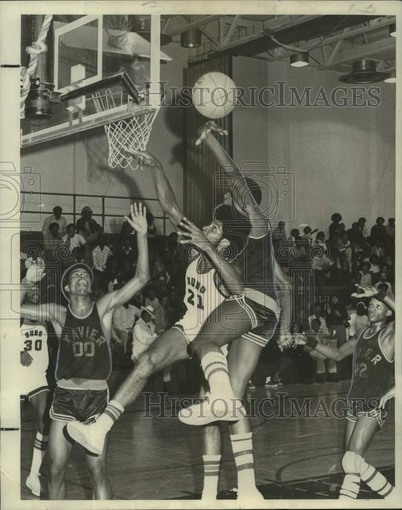 1973 Press Photo SUNO&#39;s Vaurice Ned defending against Xavier&#39;s offense- Historic Images