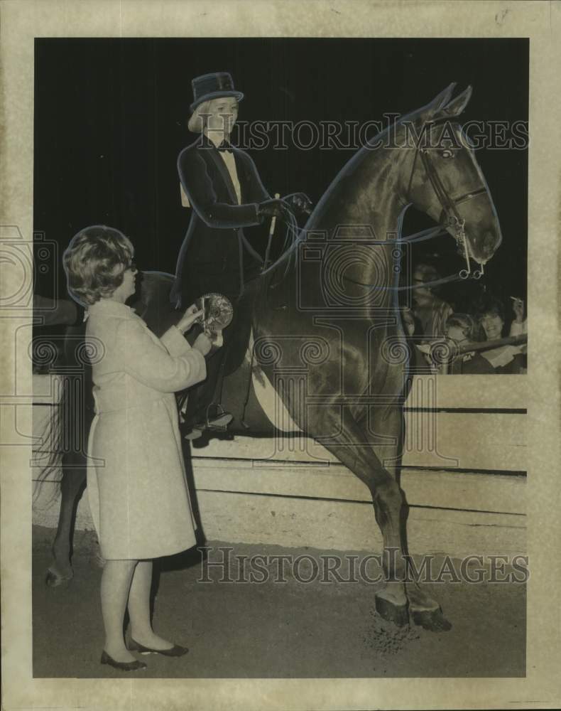 1969 Press Photo 24th annual New Orleans Charity Horse Show awarding- Historic Images