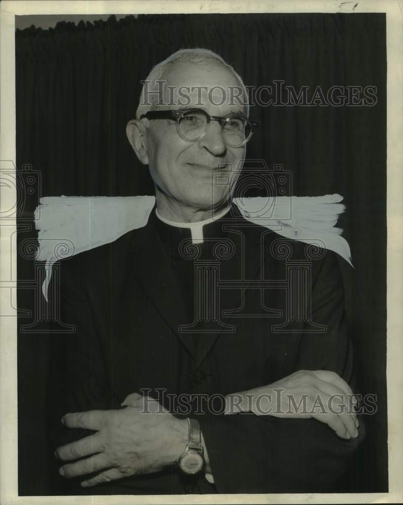 Load image into Gallery viewer, 1960 Press Photo Reverend Giovanni Miceli, Prothonotary apostolic of the Vatican
